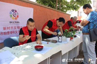 墨香沁社區 膠州市中云街道書法志愿者送作品進萬家